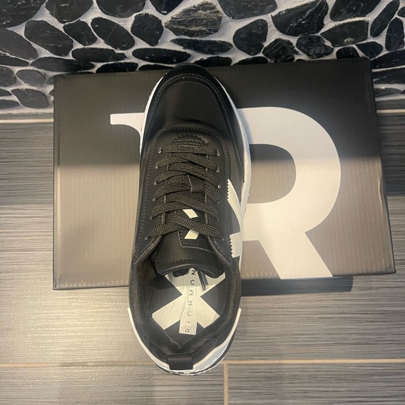 John Richmond embossed low top silver sneakers - Picture 2 of 13